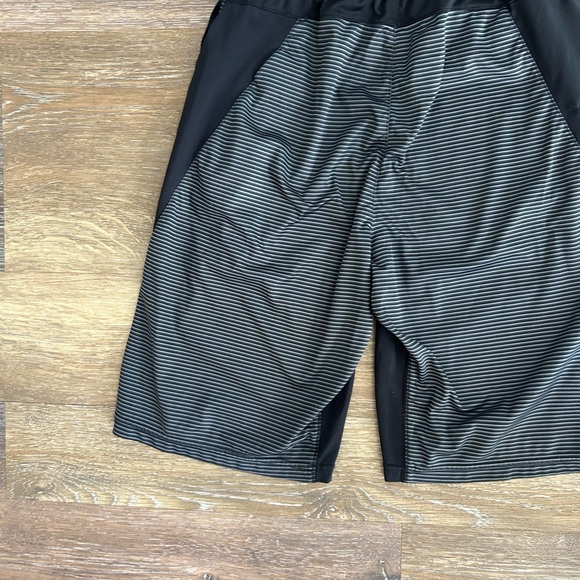 Boys Nike Dri Fit athletic shorts in size L black and grey - Picture 10 of 10